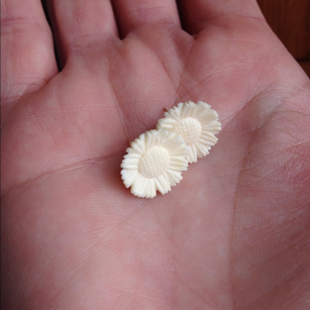 Petite sunflower Ivory earrings
